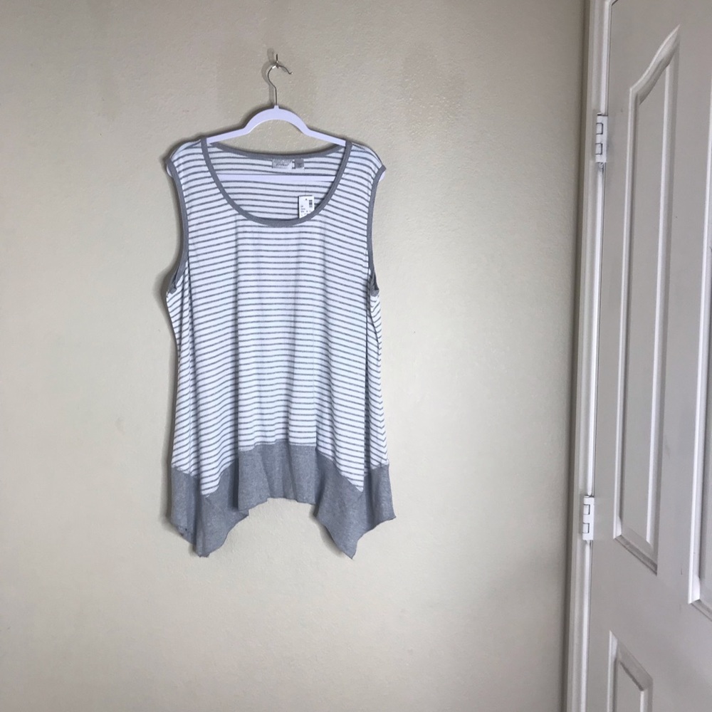 Avenue Gray and White Sleeveless Shark Bite Top